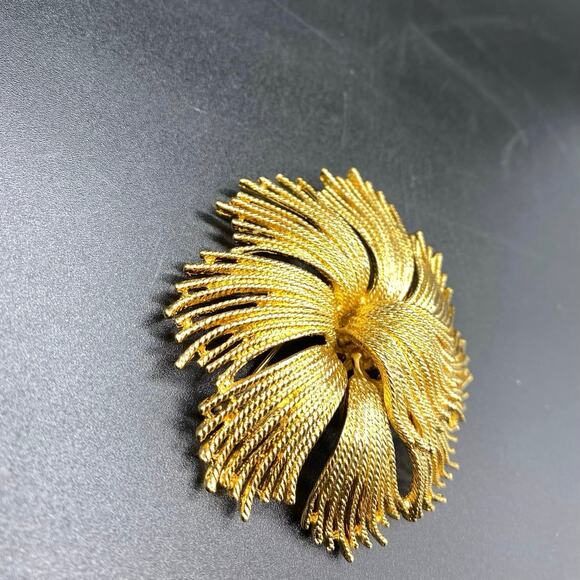 Large Vintage 1960s Monet Gold Tone Cordelia Flower Brooch‎ - Picture 4 of 6